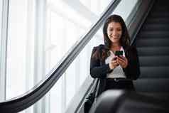 成功时间女商人移动电话旅行自动扶梯机场