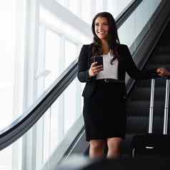 停止业务类女商人旅行自动扶梯机场