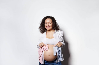 微笑怀孕了女人持有蓝色的粉红色的新生儿<strong>简易</strong>包装肚子期待婴儿男孩女孩双胞胎