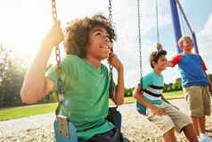 童年记忆使年轻的男孩玩波动公园