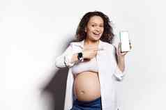 微笑怀孕了女人显示现代智能手机白色空白数字屏幕空间广告移动应用程序模型