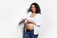中间岁的怀孕了女人检查移动应用程序聪明的看计数婴儿运动微笑相机孤立的白色