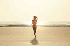 夏天精神肖像有吸引力的年轻的女人运行海滩