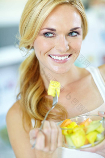 练习健康的吃有吸引力的年轻的金发女郎女人享受美味的新鲜的<strong>水果</strong>沙拉<strong>首页</strong>