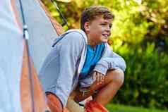 幸福野营旅行年轻的男孩帐篷