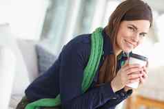 享受舒缓的sip冷一天肖像华丽的年轻的女人喝咖啡
