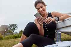 住目标健身应用程序运动年轻的女人手机锻炼在户外