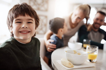 开始日常家庭微笑肖像快乐男孩享受早餐家庭首页