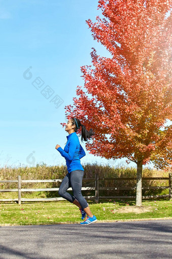 结束<strong>达到目标</strong>运动年轻的女人运行在户外