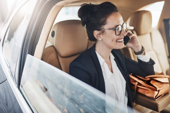 好听到的声音自信年轻的业务女人坐着车乘客会说话的手机工作