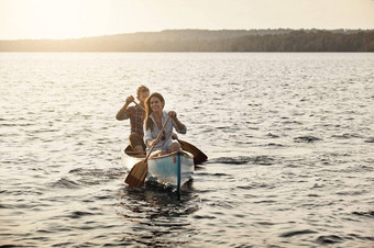 划船船轻轻湖年轻的夫妇划船船湖