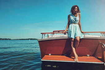 采取慢船美丽的有吸引力的年轻的女人支出一天<strong>私人游艇</strong>