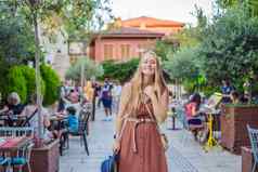 快乐女人旅游背景街安塔利亚女旅游旅行者发现有趣的的地方受欢迎的景点走城市卡莱奇安塔利亚火鸡突厥语
