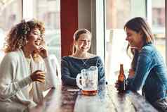 周末使社交活动集团朋友享受啤酒酒吧