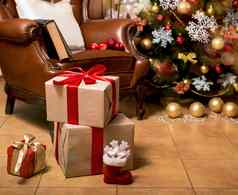 生活房间房子装饰圣诞节圣诞节树装饰假期很多礼物复古的扶手椅房子