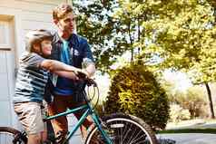 学习技能爸爸父亲教学儿子骑自行车