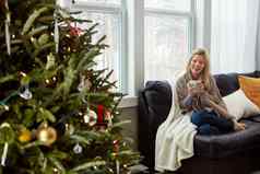 冬青快乐的圣诞节年轻的女人放松首页杯咖啡