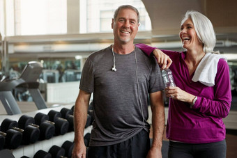 伟大的婚姻开始伟大的健身高级结婚了夫妇笑采取打破锻炼健身房