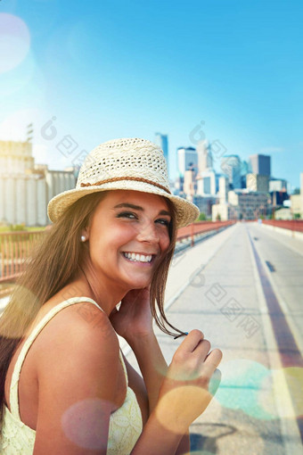 生活生活充分微笑年轻的女人走城市夏季