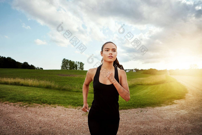 自律使的事情适合年轻的女人运行美丽的一天