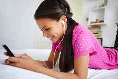 最喜欢的首歌玩十几岁的女孩听音乐卧室