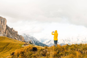 旅游智能手机捕获风景优美的高山山梅多斯