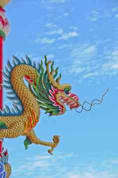 金飞行雄伟的亚洲中国人龙雕像蓝色的天空阳光明媚的一天