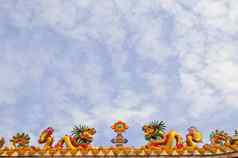 金艺术大黄色的亚洲龙雕像屋顶寺庙