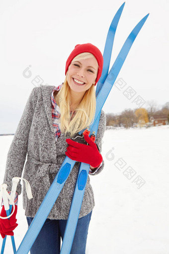 生病了比赛回来<strong>首页季</strong>度长度拍摄美丽的年轻的女人持有滑雪设备
