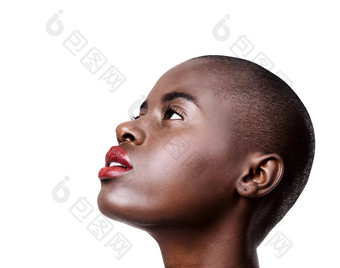 向前photshoots工作室拍摄美丽的年轻的非洲女人穿红色的口红孤立的白色