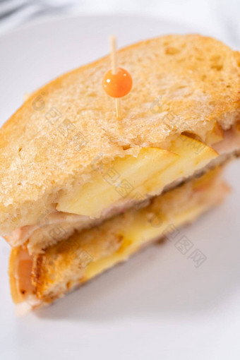 波萝伏洛干酪苹果烤奶酪三明治