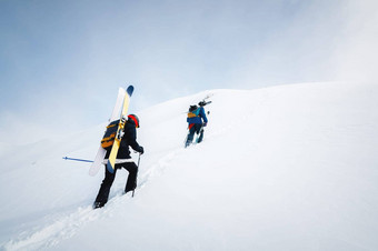 一边视图集团人登山者<strong>滑雪</strong>者攀爬雪坡白雪覆盖的山徒步旅行免费的<strong>滑雪</strong>