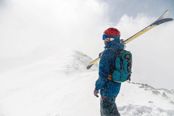 男人。站回来相机高山滑<strong>雪</strong>板肩膀背<strong>景山</strong>降<strong>雪</strong>