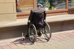 街禁用人睡觉轮椅