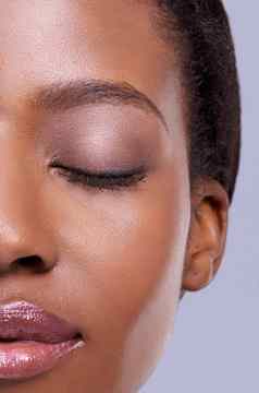 缩放美美丽的非洲女人紫色的背景
