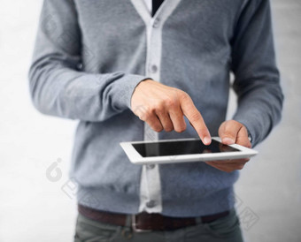 检查电子邮件裁剪图像年轻的男人。工作数字平板电脑