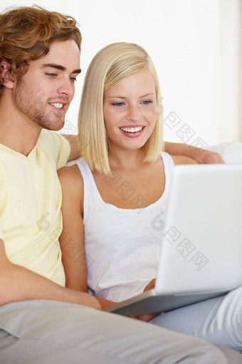 连接安慰首页快乐年轻的夫妇浏览互联网安慰沙发上