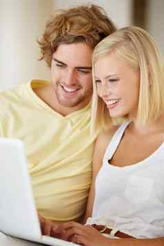 在线聊天遥远的朋友快乐年轻的夫妇聊天在线朋友家庭