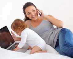 检查电子邮件图像婴儿女孩玩母亲移动PC
