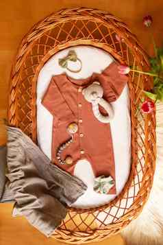 柔和的婴儿衣服配件篮子摇篮