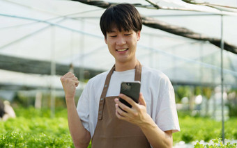农民电话订单客户显示快乐收获蔬菜水培农场有机新鲜的蔬菜农民工作水培蔬菜花园