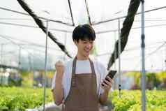 农民电话订单客户显示快乐收获蔬菜水培农场有机新鲜的蔬菜农民工作水培蔬菜花园