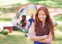时间有趣的年轻的女孩站前面营地