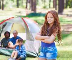 野营伙伴年轻的女孩站前面营地