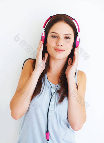 音乐耳机肖像快乐女人听有趣的女孩首歌健康音频播客广播声音工作室微笑自由基因模型流媒体电火花播放列表孤立的白色背景