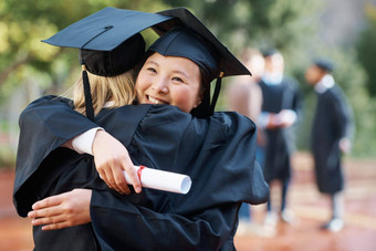 我们最后毕业大学毕业生拥抱祝贺你