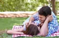 完美的下午快乐年轻的夫妇享受野餐夏天太阳