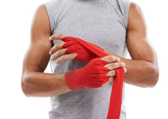 <strong>身材</strong>魁梧的强度裁剪图像拳击选手<strong>身材</strong>魁梧的手红色的手包装白色背景