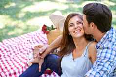 他浪漫的快乐年轻的夫妇享受野餐夏天太阳