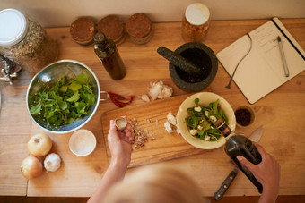 健康的吃高角拍摄女人准备沙拉厨房